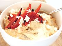 Ibland är det tillåtet med smarta genvägar. Vår smaksatta crème fraiche är utmärkt som bas för krämiga sill- och strämmingsrätter. Vitost och grillad paprika blir pricken över i.