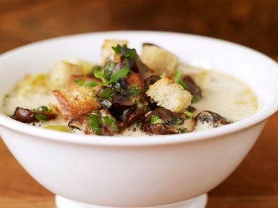 Matig vegetarisk soppa med potatis och svamp som får skjuts av ostcrème, örter och vitlök.