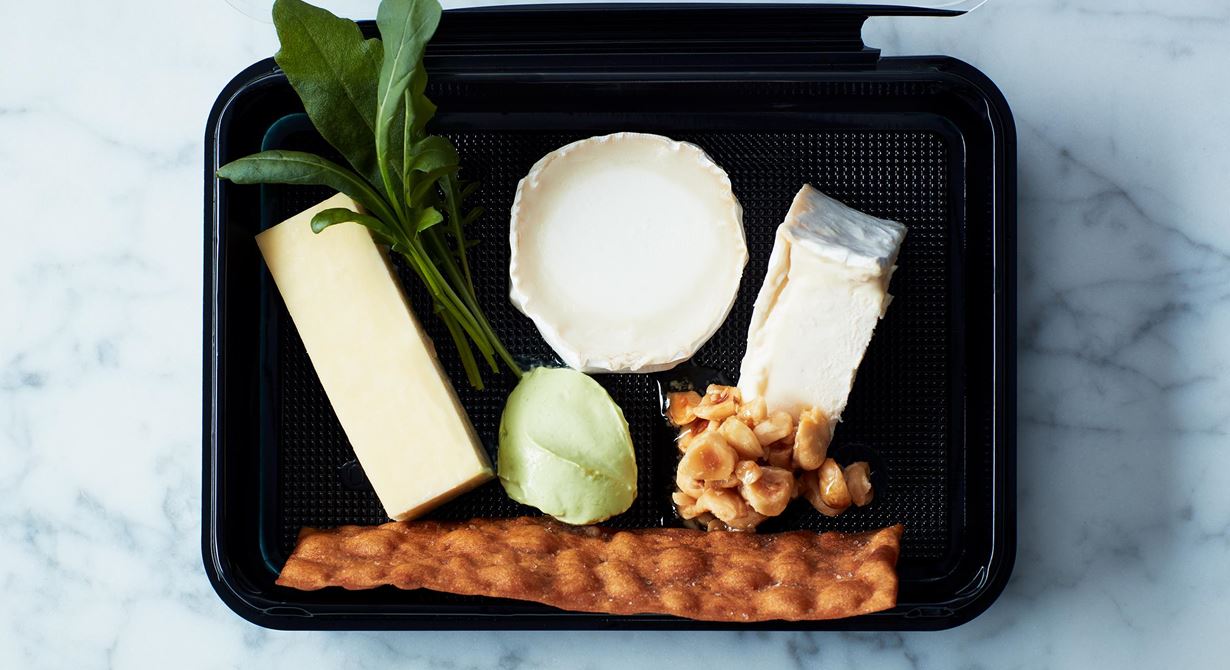 Tre goda ostar med Bread Sticks Havssalt, rostade honungsnötter och len färskost med ruccola.