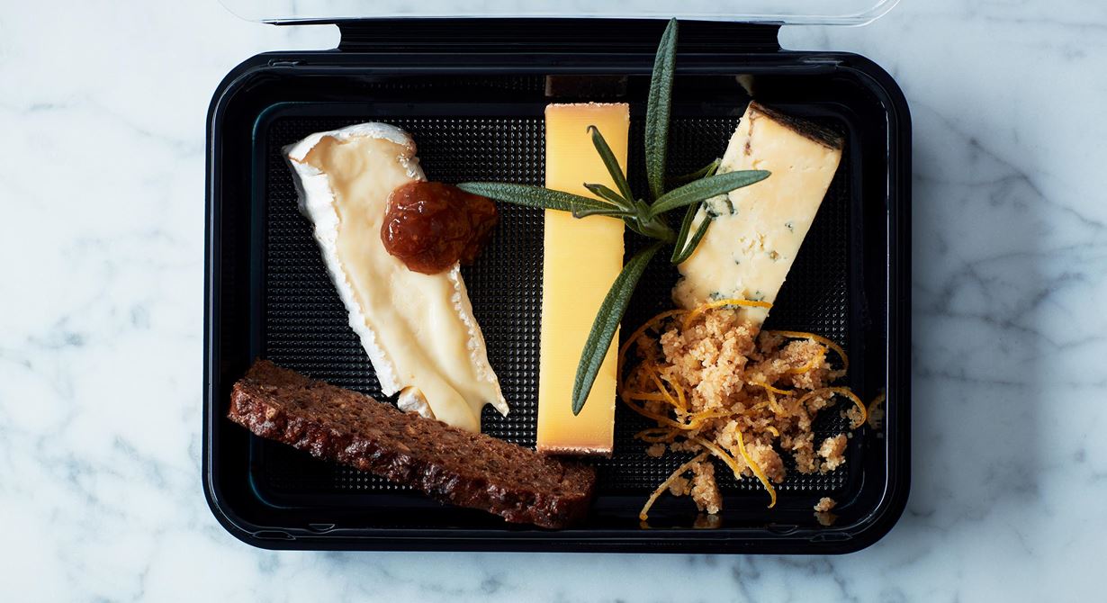 Tre omtyckta ostar serveras med rågbröd, fikonmarmelad och krispigt citroncrust. En liten trevlig take away-låda att erbjuda gästerna på fredagarna.
