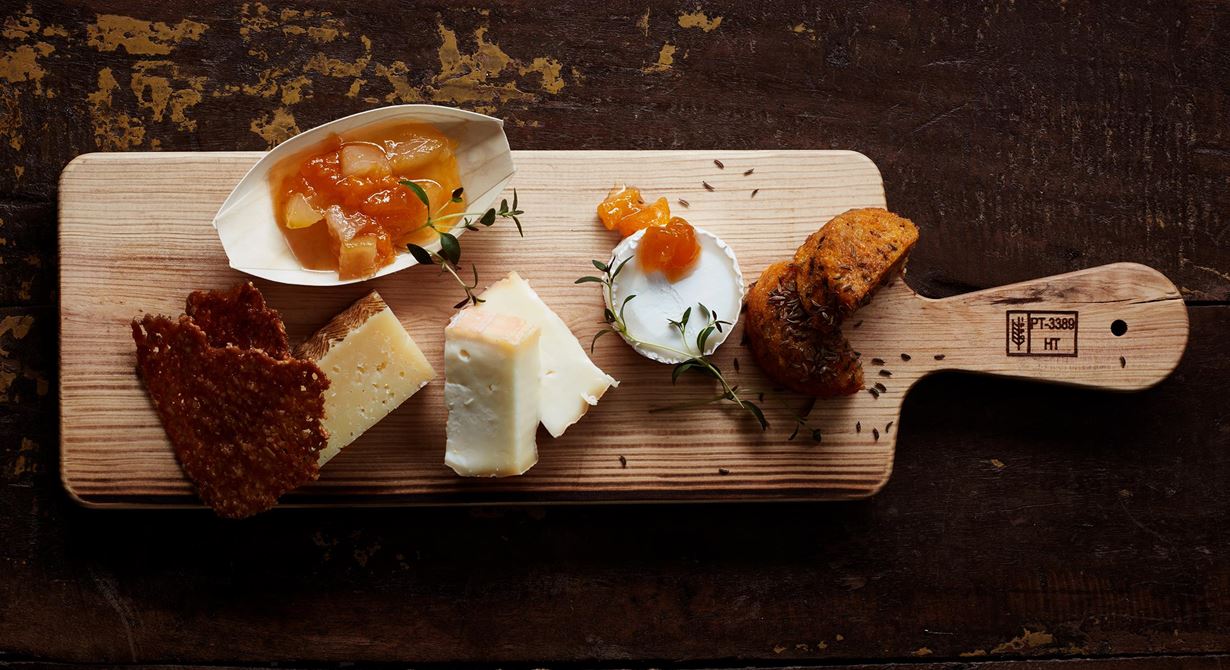 Liten men smakrik ostbricka att servera som tilltugg i baren eller ha som ostalternativ på dessertmenyn. Fårost, italiensk kittost och getost trivs bra ihop med morotsmuffins kryddade med kummin, söta flarn och en god sylt med bitar av päron och persika.