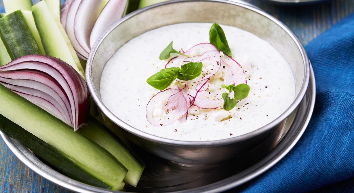 En enkel, krämig dipp med grekisk yoghurt och härlig smak av vitost. God till mild, söt rödlök och gurkstavar.