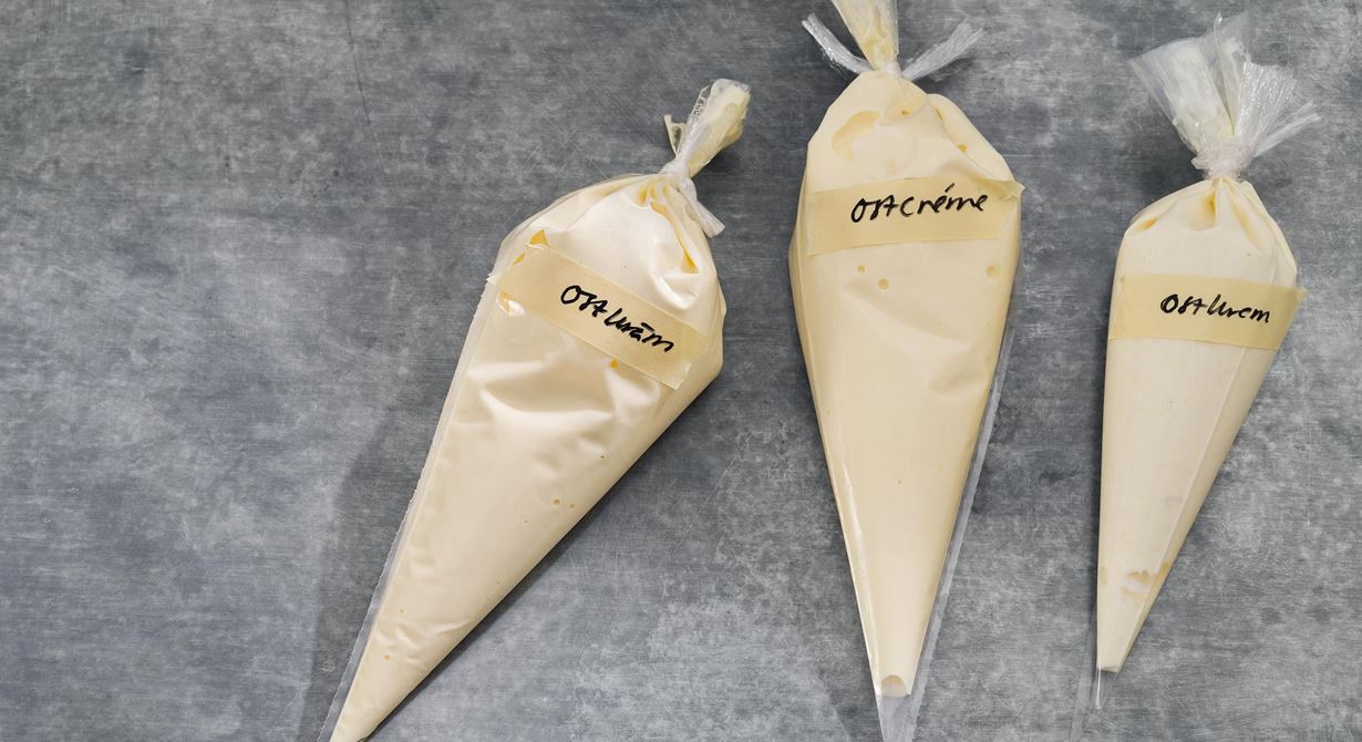 Ostkräm med yoghurt är en användbar grundkräm som kan smaksättas för att anpassas till många olika rätter. Rör ner hackad grönkål och spritsa i wraps, eller smaksätt med hackad dill och bjud till laxrätter.