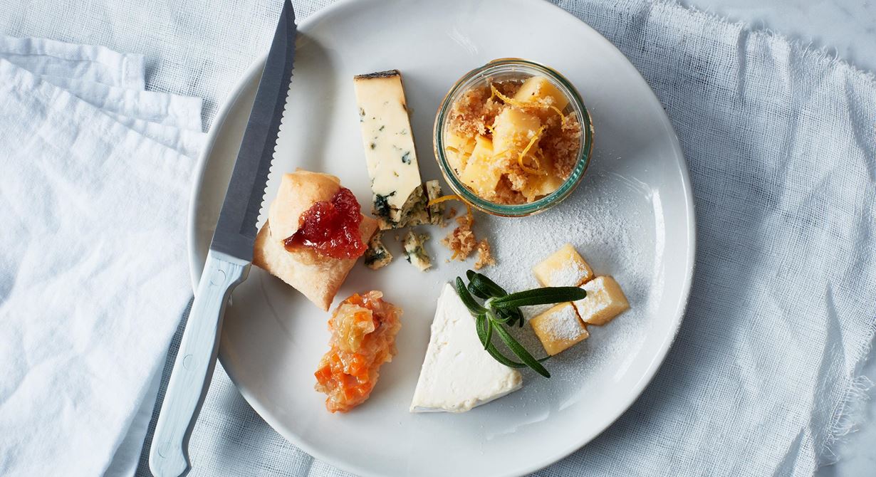 En tallrik ost till dessert blir än mer tilltalande för gästen om ostarna serveras med spännande tillbehör. Sältan i ostarna och syran i citroncrustet och marmeladkuberna lyfter varandra. Kvitten är alltid ljuvligt ihop med ost. Och den milda schalottenlöken passar särdeles fint till den gräddiga osten.