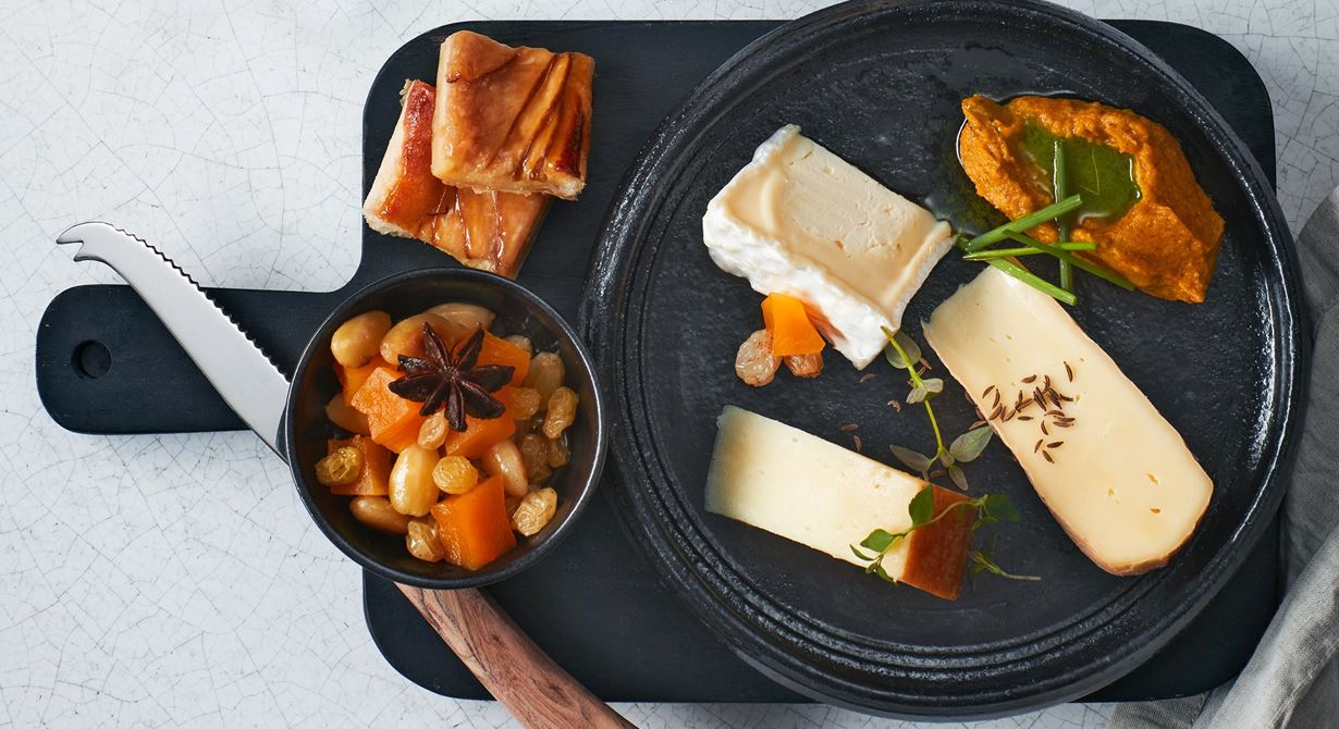 Erbjud gästerna en ostbit före eller som dessert. Välj en ost med ett spännande och gott tillbehör eller servera tre stycken på en gång att dela vid bordet. Ost med tydlig sälta är given till den syltade pumpa. Det söta i flarnet med päron och aprikos matchar de krämiga, fylliga ostarnas karaktär. Och den gräddiga osten gör sig bra till den rökiga morotspurén med mild gräslöksolja.
