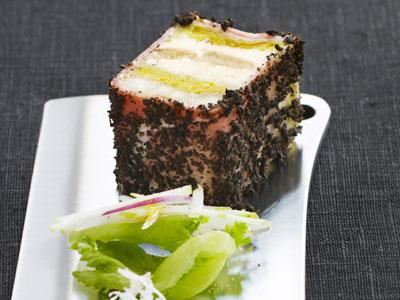 Klassiska svenska smaker när de är som bäst. En underbar terrin med behaglig sälta, sötma och syra. Äpple och pepparrot lyfter fram osten på ett förstklassigt sätt. Servera som en liten amuse bouche, mellanrätt eller på en buffé, gärna med en liten äppelsallad till.