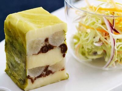 En mycket välsmakad vegetarisk ostterrin som bokstavligen smälter i munnen. Insvept i spetskål blir den vackert dekorativ och som ett smycke. Servera som en liten amuse bouche, mellanrätt eller på en buffé, gärna med en liten spetskålssallad till.