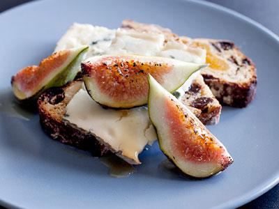 Ett typiskt ostbröd med naturlig sötma från torkad frukt. Utmärkt till blåmögelost med tydlig sälta och sötma från färska fikon och honung.