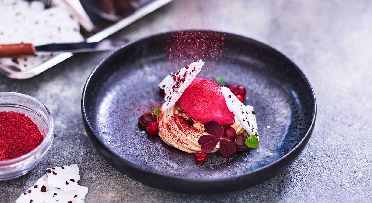 Alla komponenter till desserten är förberedda vilket gör den snabb och enkel att lägga vid service. Krämig pannacotta, varm krispig maräng och len sorbet gör att desserten bjuder på kontraster i form av konsistens och temperatur.