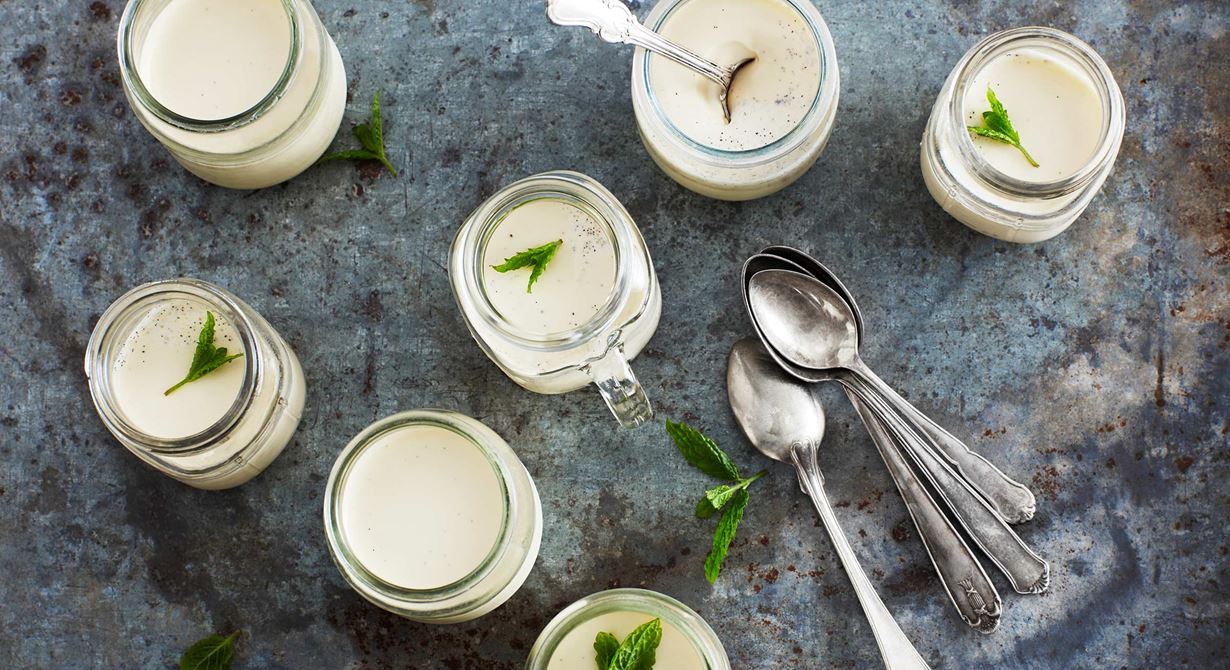 Pannacotta är en enkel dessert som är lätt att förbereda och portionera i glas. Dessutom är den tacksam att smaksätta och vid servering kan den garneras med en dekorativ topping.