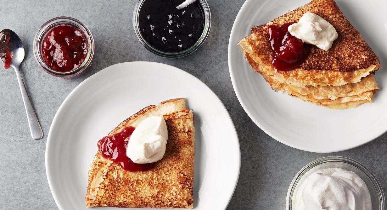 Vem älskar inte pannkakor? De här frasiga favoriterna gillas av alla oavsett ålder. Goda med sylt och lättvispad grädde. Pannkakorna varmhålls enkelt i bleck efter stekning.
Specialkost: Går att göra laktosfria genom att använda laktosfria produkter.