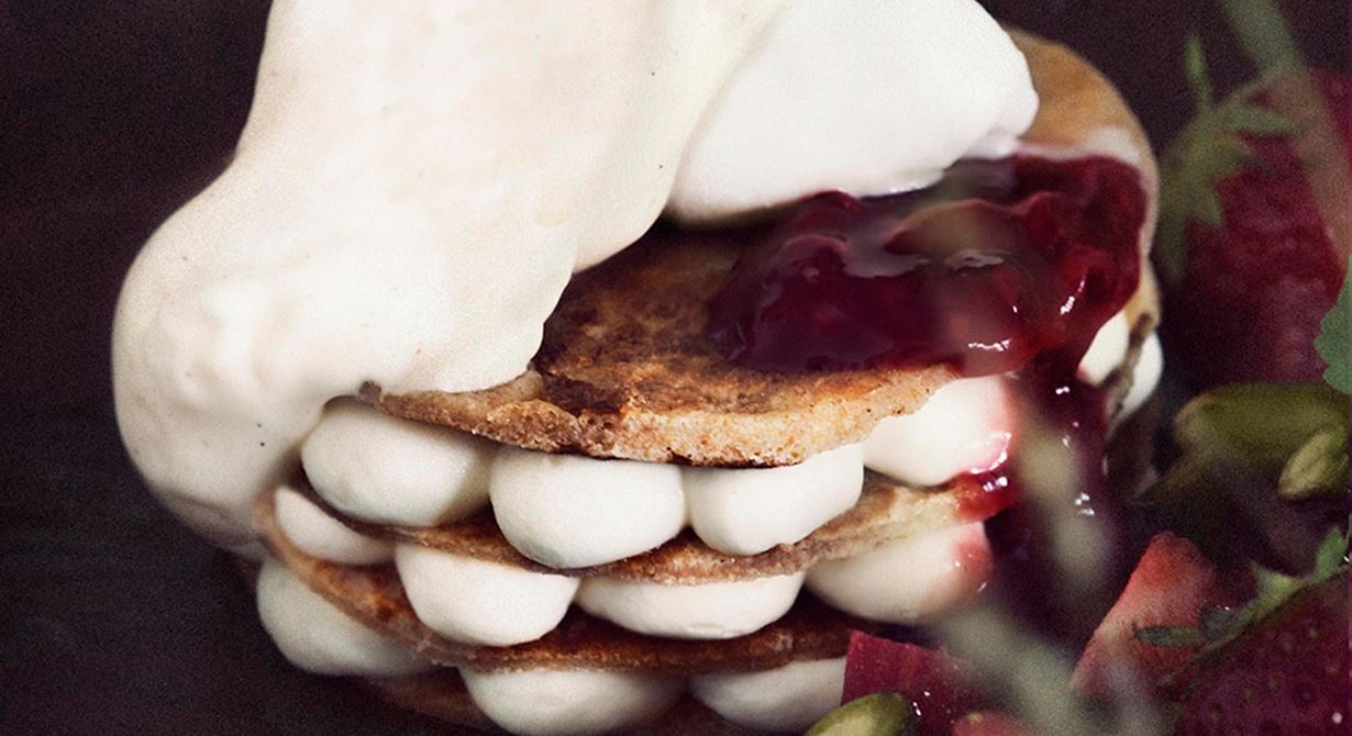 Pannkakstårtan är en annan somrig klassiker som får en total ”makeover”. minipannkakor varvas med flädermousse som spetsats med likör, en syrlig kompott på röda bär, pistagekräm, skum på brynt smör samt en sorbet på gräddfil och ljunghonung.
