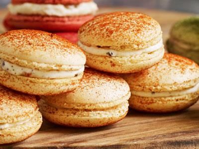 Makroner uppskattas av många gäster. Och när dessa söta makroner serveras blir de dessutom överraskade då fyllningen är salt. De är fyllda med cream cheese smaksatt med chili och svarta oliver.