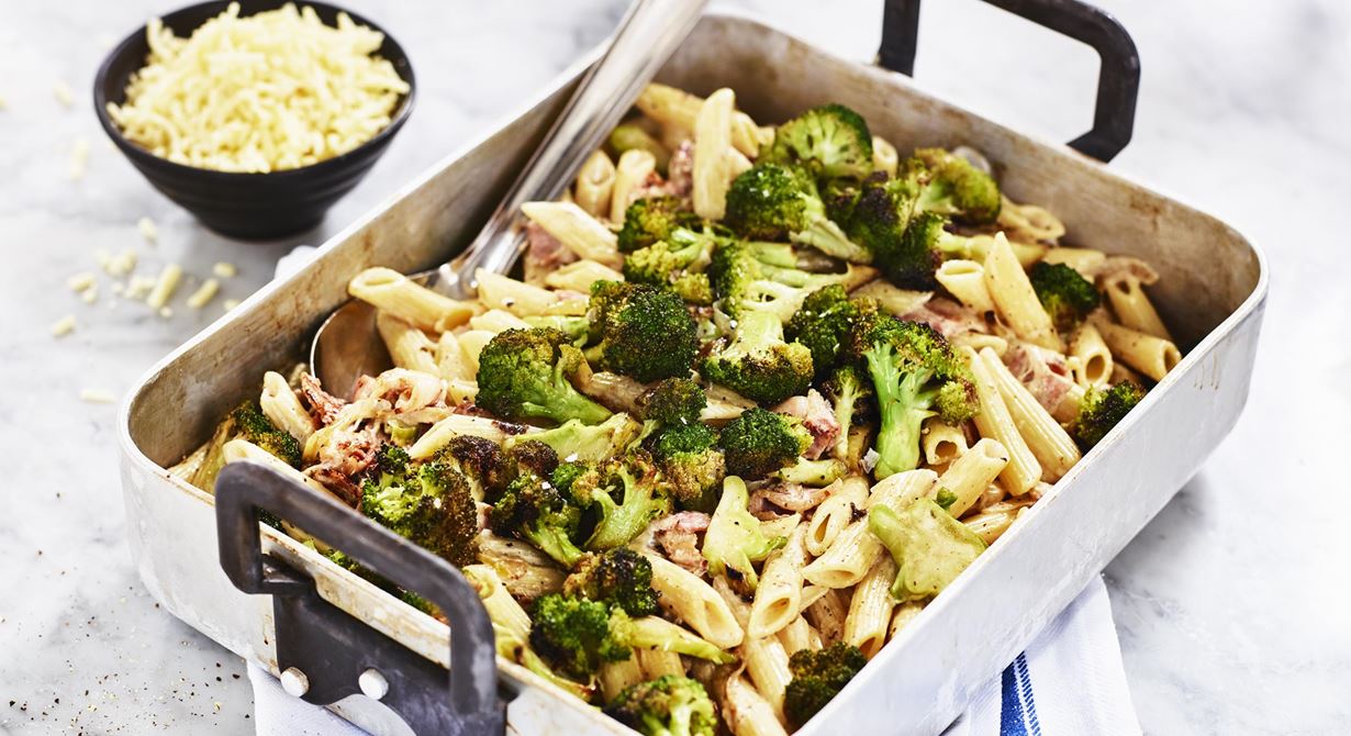 Pasta är en av storkökets bästa vänner. Enkel att arbeta med, tålig och bra ekonomi. Mixen av lökens sötma och den rökiga smaken från bacon är underbar.