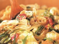 Denna lena och krämiga kycklingpasta med apelsinjuice faller alla åldrar i smaken. Grytan går utmärkt att förbereda och sedan värma upp innan servering samtidigt som pastan kokar klart.
Specialkost: går att göra laktosfri genom att använda laktosfria produkter.