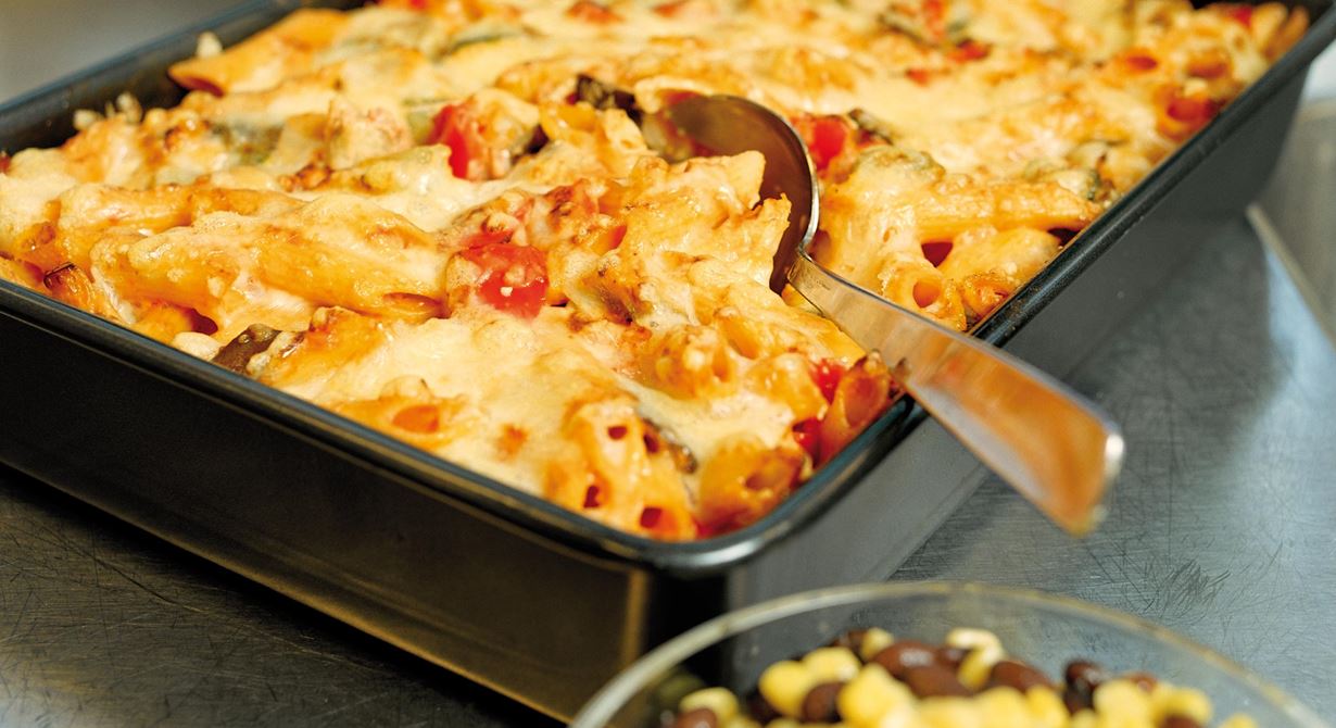 Pastagratäng med grönsaker som går att variera. En mättande vegetarisk rätt med lite hetta som är lätt att förbereda och tillagas sedan i bleck.
Specialkost: Går att göra laktosfri genom att använda laktosfria produkter.