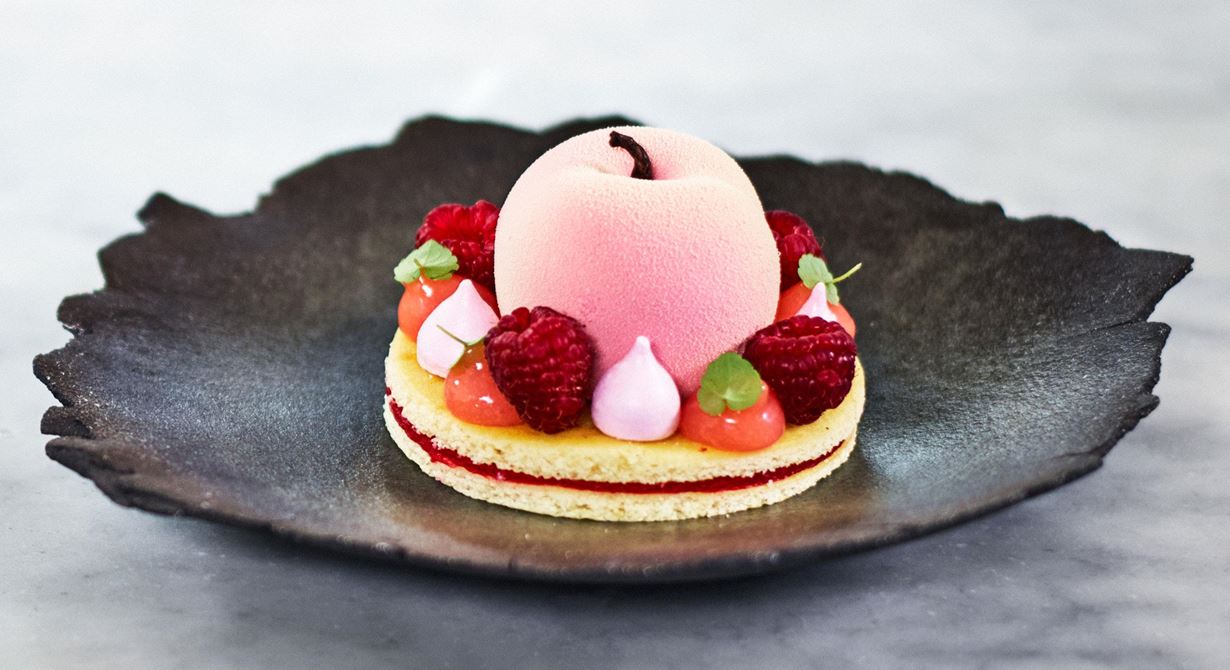 Världens första peach melba serverade kocken Auguste Escoffier på Savoy Hotel i London 1892 för att hylla den australiensiske sopranen Nellie Melba. 1900 var han
på den igen. Denna gång rök svanen av is och det spunna sockret. Istället toppade han persikorna med hallonsås. 13 januari är National Peach Melba Day i USA.