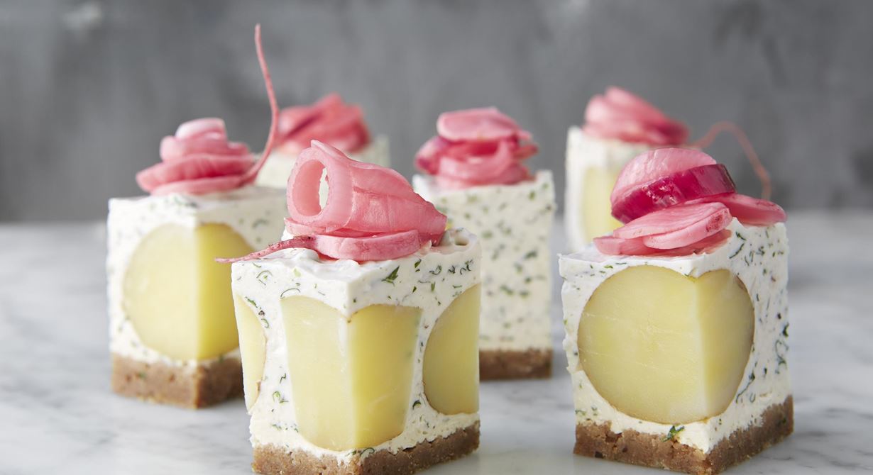 En smakrik cheesecake som är perfekt som förrätt för många, som mingelmat eller lyxigt plock. Lika god till sillbordet som till tunt skivad chark.