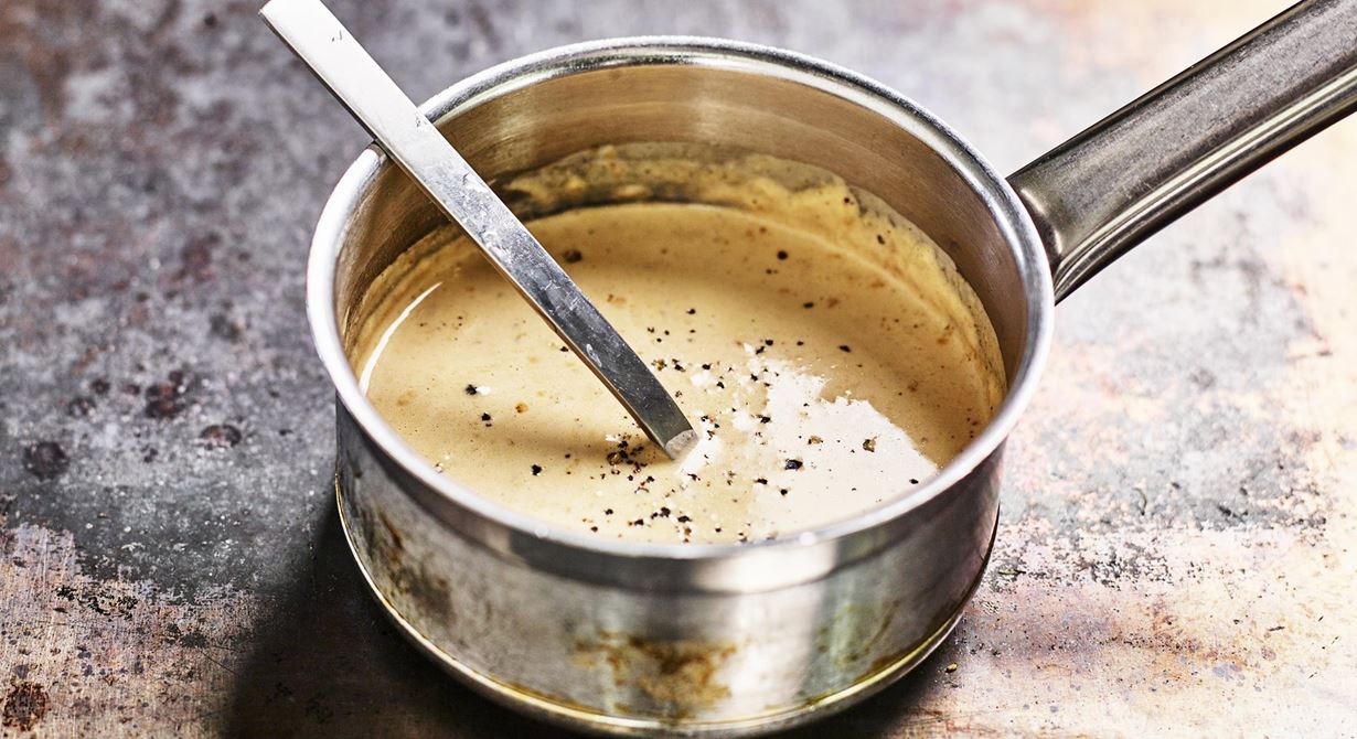 Servera pepparsåsen till en maffig köttbit eller stek i tunna skivor. Crème fraiche tillför tillsammans med vinet en angenäm syra till den kryddiga smaken.