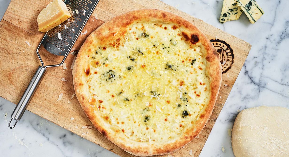 Mozzarella, gräddädel och parmesan, tre ostar på samma pizza, ger mycket smak och härlig krämighet i kontrast till pizzabottnen.