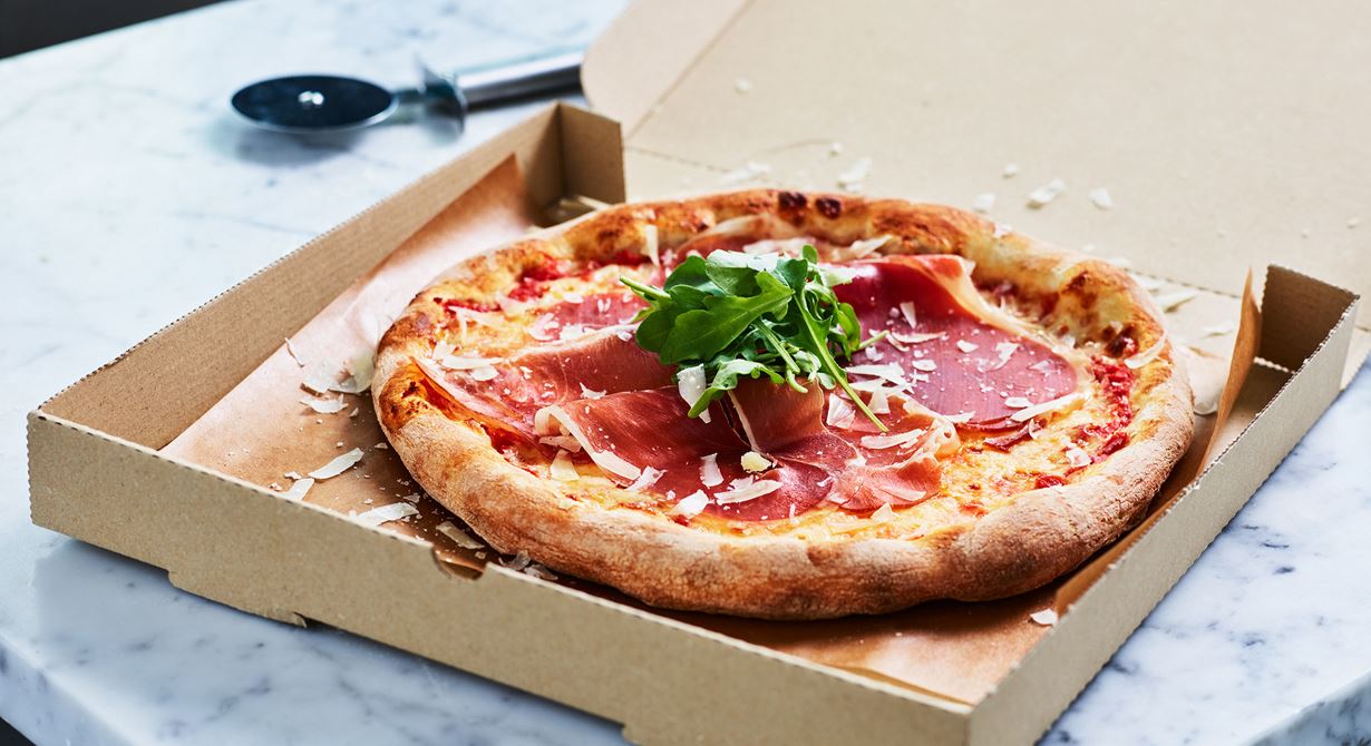 Klassisk pizza med tomat, mozzarella och parmaskinka, som läggs på efter gräddning. Arla®Pro Mozzarella fungerar utmärkt på pizzan då den smälter långsamt i höga temperaturer samt inte släpper så mycket vätska.