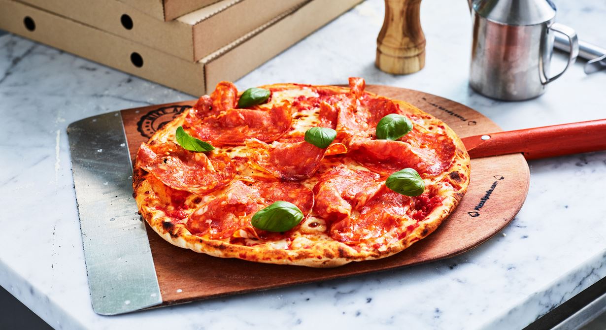 Denna pizza är toppad med en smakrik tomatsås samt mozzarella gjord på nordiska råvaror men tillverkad som i Italien. Lägg på tunna skivor salami och färsk basilika efter gräddning.