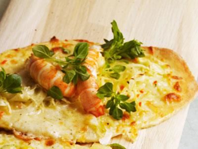Det här är en lyxig pizzetta med tunt hyvlad fänkål, chili, cheddarost och färska havskräftor. Skär upp som aptitretare eller erbjud pizzettan som en för- eller mellanrätt på menyn.