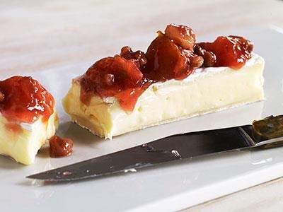 Plommon och valnötter gifter sig fint till många olika sorters ostar. Servera den här plommonmarmeladen som tillbehör på ostbrickan eller servera på julbordets ostservering.