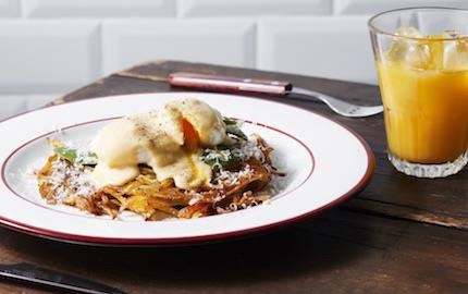 En vegetarisk variant av ägg florentine på krispig råraka istället för rostat bröd. Gott med en syrlig mousselinesås, med lite vispad grädde, som är en variant av den klassiska hollandaisen.