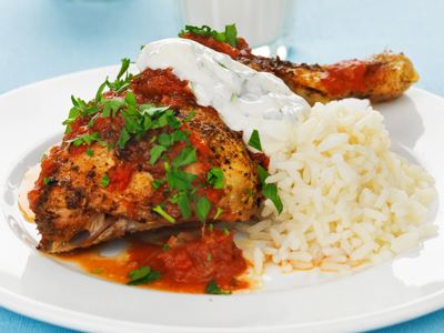 "Jättebra att det var starkt" får Micke ofta höra när den här piri piri-inspirerade kycklingen serveras. En klick myntayoghurt ger svalka till hettan.