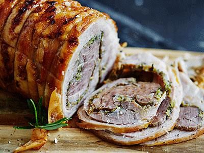 Porchetta är en italiensk rätt där fläskkött fylls med vitlök, fänkål och rosmarin för att sedan grillas eller bakas långsamt tills det nästan faller sönder.