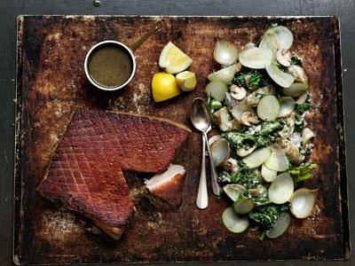 Porterbakad fläsksida med härligt knaprig svål. Servera till en krämig och syrlig potatissallad med kapris och grönt äpple. Saltgurka och dijonsenap höjer smaken ytterligare.