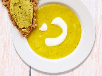 I den här matiga soppan döljer vi grönsakerna genom att mixa dem. Gott med en syrlig topping till.