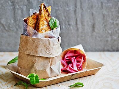 Pulled pork är den nya varmkorven och älskas av alla åldrar. Fyll brödet med det smakrika köttet och skivad lagrad Svecia innan det grillas frasigt. Servera med picklad rödlök.