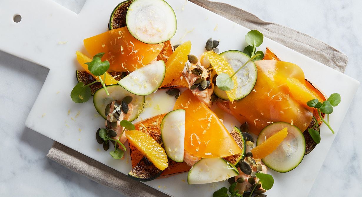 Använd hela pumporna. Pickla tunna skivor i vakuumpåse för krispighet och vacker färg. Rosta tjockare skivor och riv resten till en sötsyrlig röra. Gott ihop med zucchini och pepprig vattenkrasse.