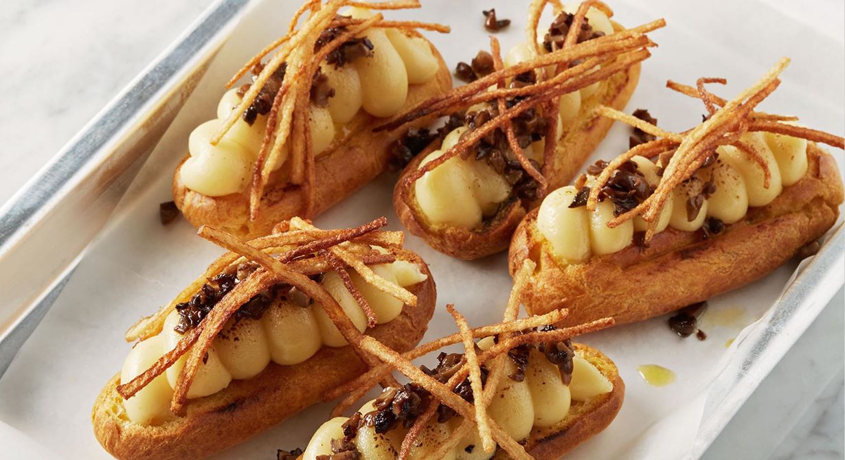 Comté är bra som smaksättare i en crème. Den här med mandelpotatis matchar pumpans runda, söta smak perfekt. Gott ihop med svampen och de krispiga
potatisstrimlorna.