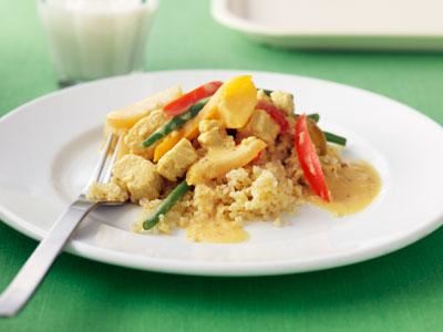 Asiatisk gryta med fruktiga smaker och fina färger. Quorn är ett bra, proteinrikt alternativ till bönor och linser. Den "köttiga" konsistensen lockar fler att smaka.