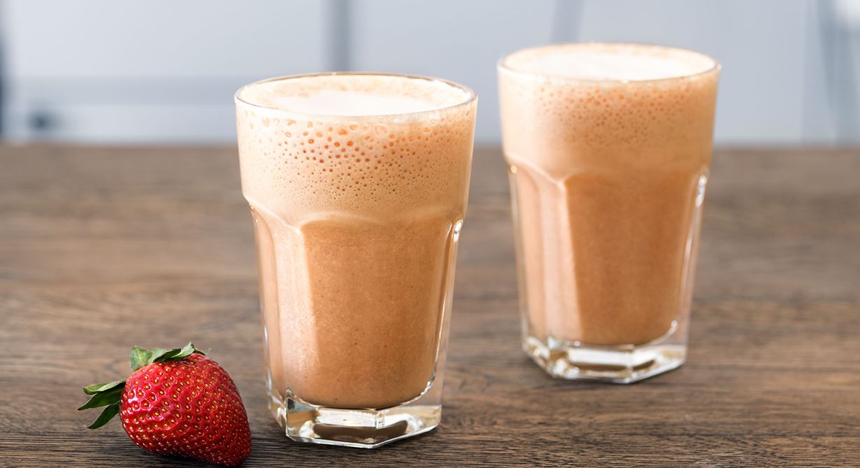 En krämig och svalkande shake med svenska sommarsmaker. Det går lika bra att använda fryst som färsk rabarber och jordgubbar. Använd gärna ekologiska produkter till shaken då Latte Art är eko.