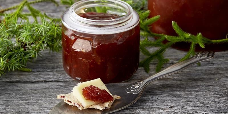 Rabarber och nypon är en ljuvlig kombination till ost. Med smör i får marmeladen en fyllig, knäckig ton och krämig textur. Låt marmeladen bli rumstempererade innan du ställer fram den då den blir väldigt fast i kyla.