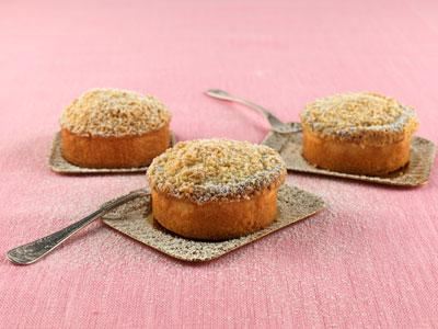 En rabarberpaj och mazarin i ett med mandelmjöl och muscovadosocker istället för mandelmassa.