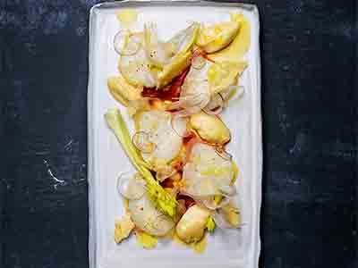 Rå fisk, smakrik ost, tomat och chili är alltid en lyckad kombination. En underbar carpaccio med citronmarinad och finskurna, krispiga grönsaker som tillbehör.