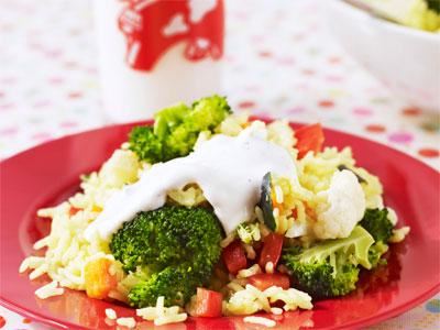 En vegetarisk risrätt med mild currysmak och krämig vitlökssås. I början gjorde jag den med frysta grönsaker, men då pillade barnen alltid bort dem. Nu när vi har färska, krispiga grönsaker äter alla. Även de allra minsta vet att grönsaker är goda.