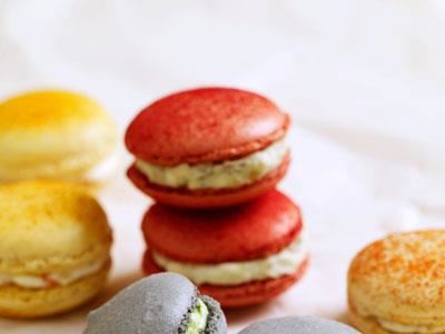 Söta och salta macarons som överraskar! Ädelostens sälta matchar den söta mandelmarängen som färgats vackert röd av rödbetsjuice. Servera som ett spännande inslag på ostbrickan eller som en amuse bouche till gästerna.