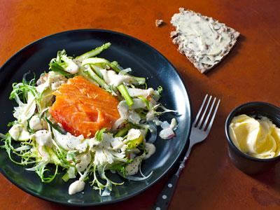 Kombinationen av lättrökt, mjäll lax, rå kål och krispig sparris slungad i citronette ger vårkänslor. Den fylliga ostkrämen kan du förbereda långt innan servering.
