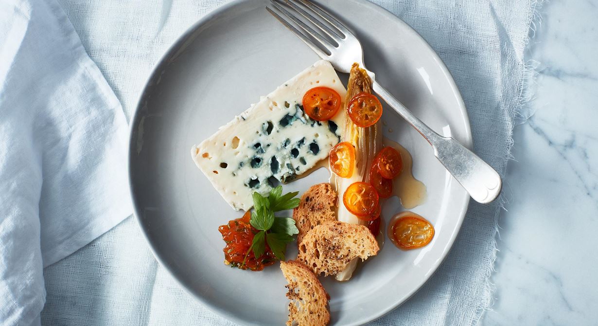 Ostens kraftiga sältan passar utmärkt ihop med marmeladens sötma, den lite bittra endiven, syltade kumquats och kryddbrödets smak av fänkål.