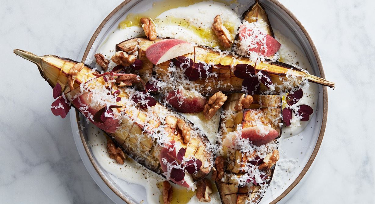 Matiga auberginer som rostats mjuka i ugn. I hälsosamma Kalifornien är yoghurt en populär, syrlig smaksättare. Dra på rikligt med peppar och riven ost.