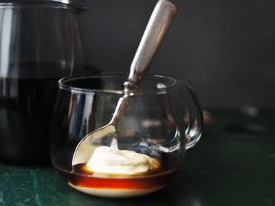 Att få ut smaken ur en ensam råvara till en buljong som kan serveras som ett spännande tillbehör till varierade rätter på menyn, mixas till sås eller serveras som ensamrätt är ganska unikt. Kålens unika smak som uppstår vid rostning tas till vara på bästa sätt.
