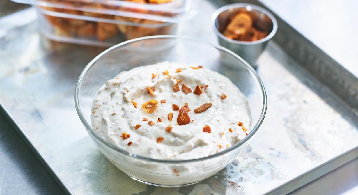 Krämig dressing som passar både till salladsbordet, vegetariska biffar och rostade rotsaker. Då vitlöken rostas blir dressingen inte så stark utan får en härlig rostad vitlökssmak.