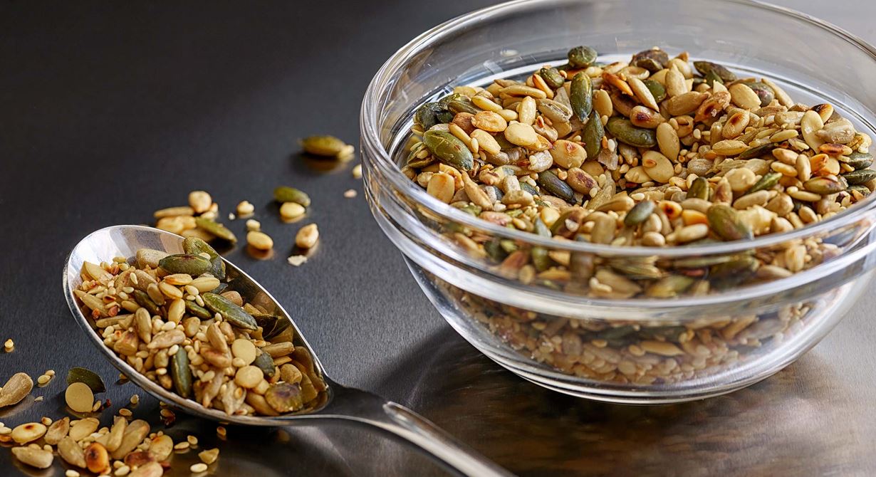 Vackert med frön i varierande storlek och form. Smörklicken på slutet ger en smak av smörrostade popcorn. Använd gärna frön från säsongens grönsaker och frukter, t ex pumpa- och melonkärnor.