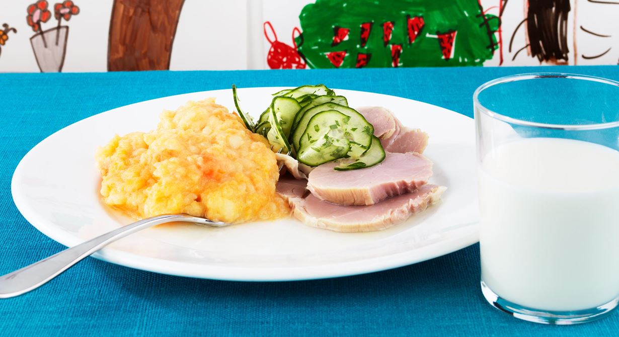 Vi använder lite mer potatis i vårt rotmos för att det ska få en torrare, mer mosig konsistens som barnen gillar. Spara buljongen från bogen och återanvänd i moset.
Specialkost: Glutenfri, går att göra laktosfri genom att använda laktosfria produkter.